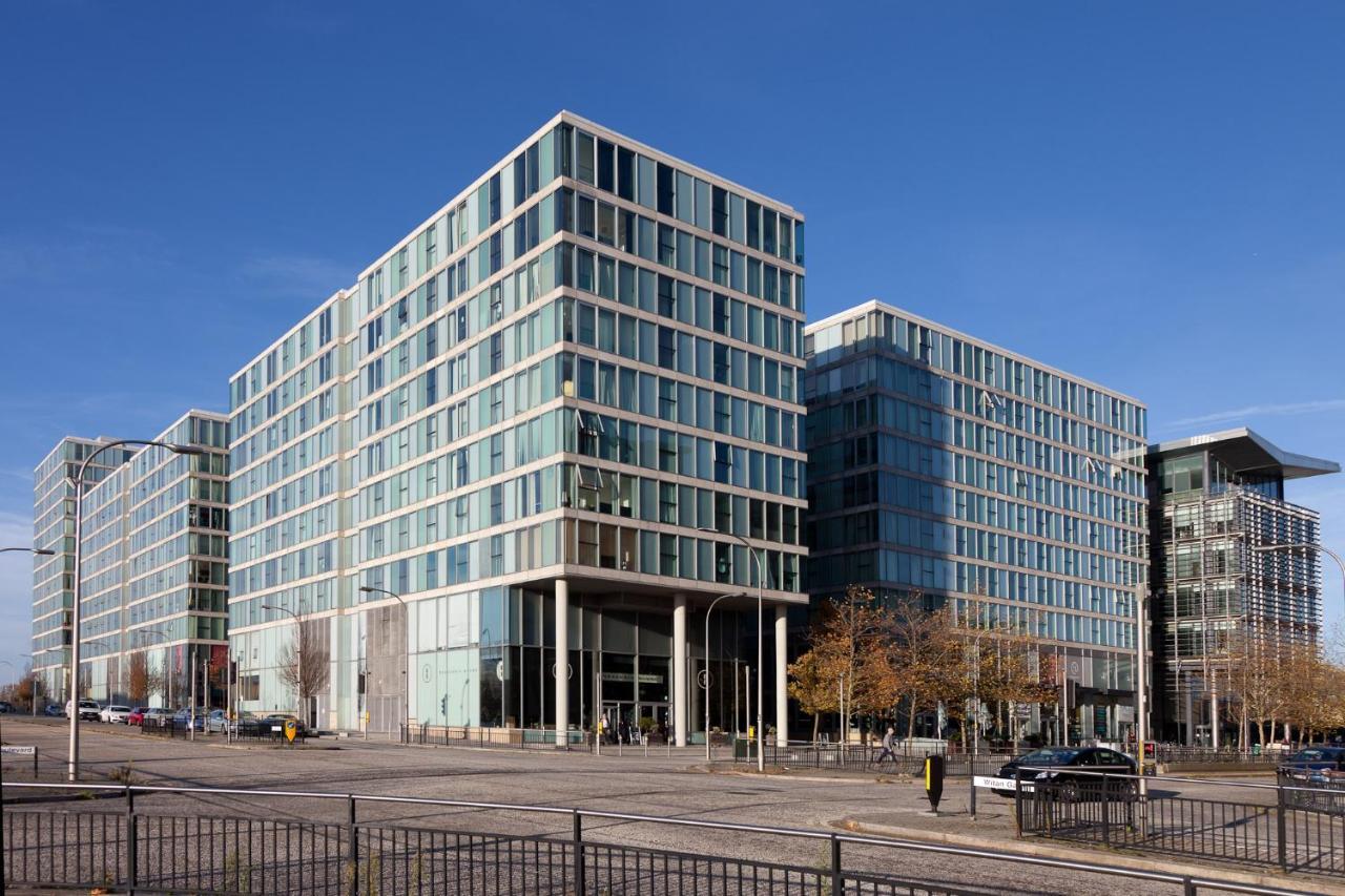 Central Milton Keynes Smart Apartment: 2BR with Parking Exterior photo