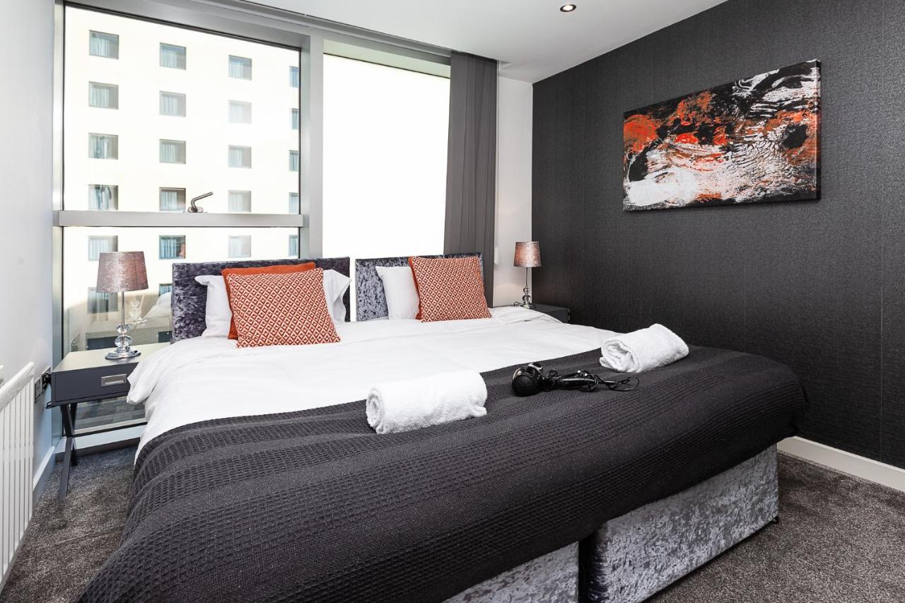 Central Milton Keynes Smart Apartment: 2BR with Parking Exterior photo