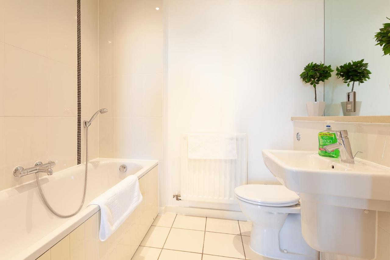 Central Milton Keynes Smart Apartment: 2BR with Parking Exterior photo
