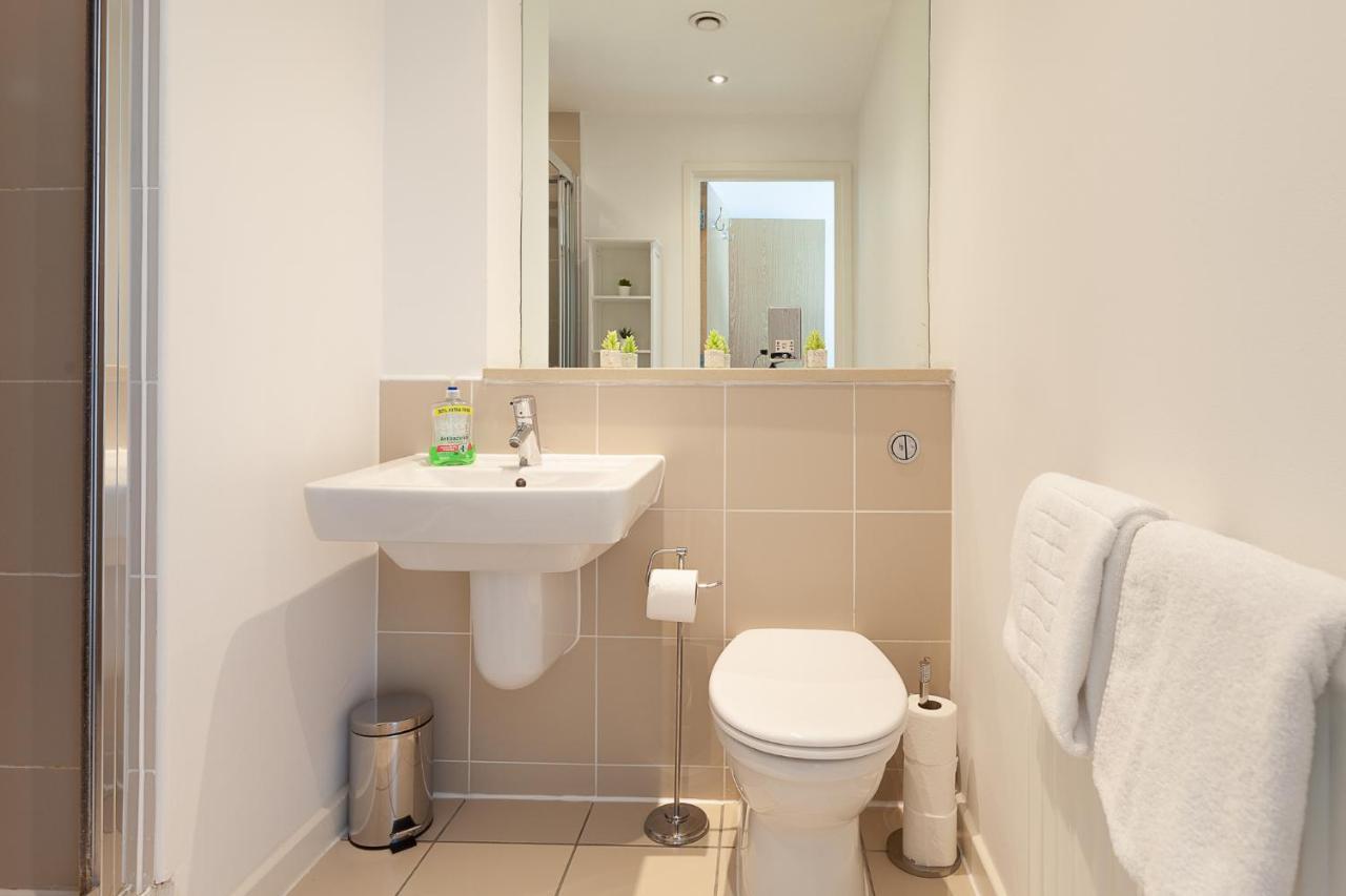 Central Milton Keynes Smart Apartment: 2BR with Parking Exterior photo