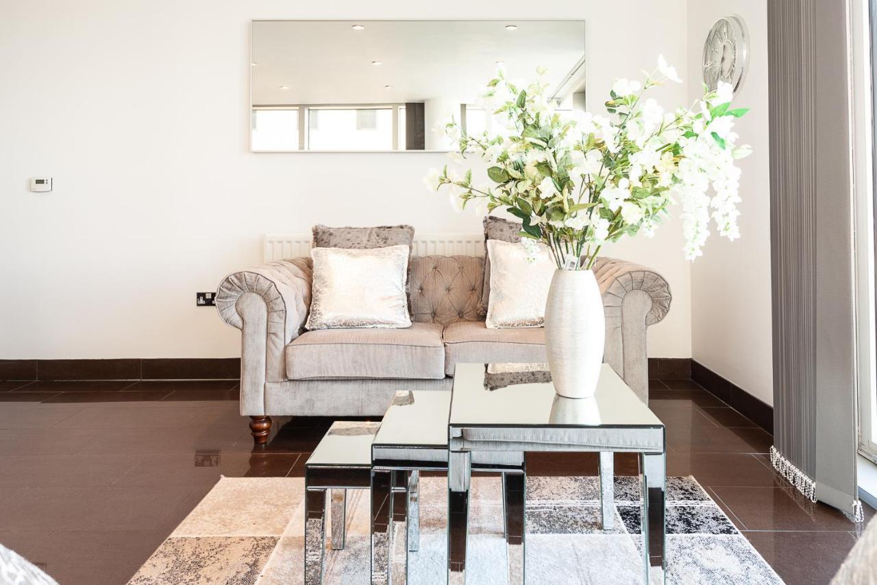 Central Milton Keynes Smart Apartment: 2BR with Parking Exterior photo