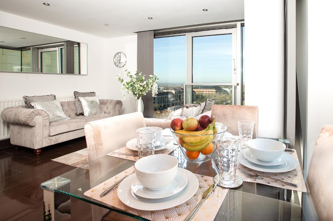 Central Milton Keynes Smart Apartment: 2BR with Parking Exterior photo
