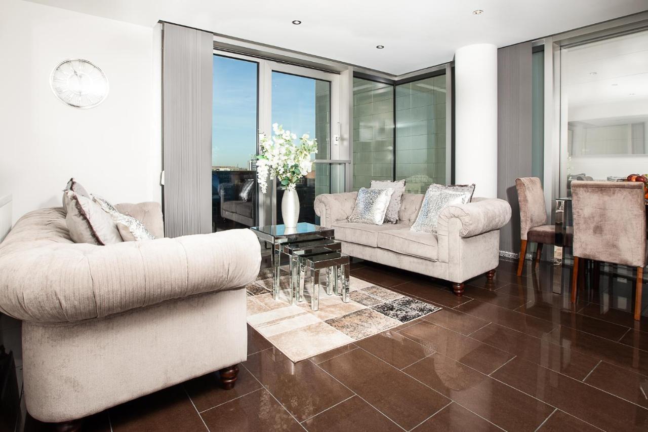 Central Milton Keynes Smart Apartment: 2BR with Parking Exterior photo