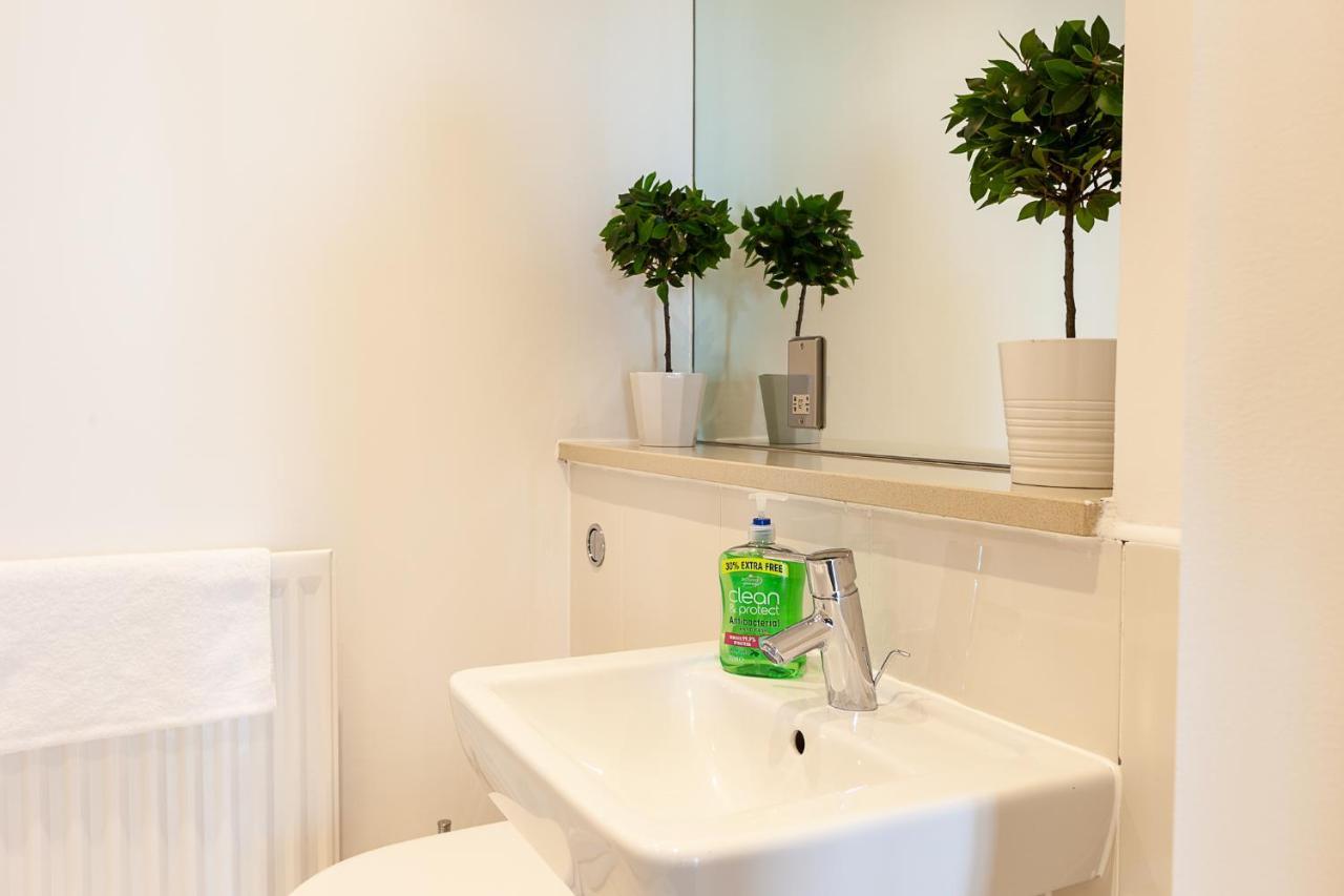 Central Milton Keynes Smart Apartment: 2BR with Parking Exterior photo