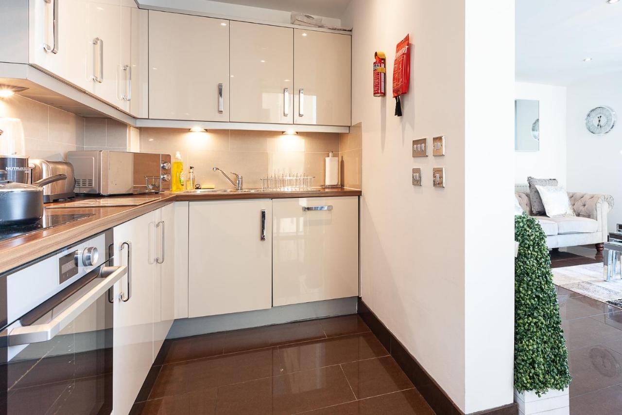 Central Milton Keynes Smart Apartment: 2BR with Parking Exterior photo
