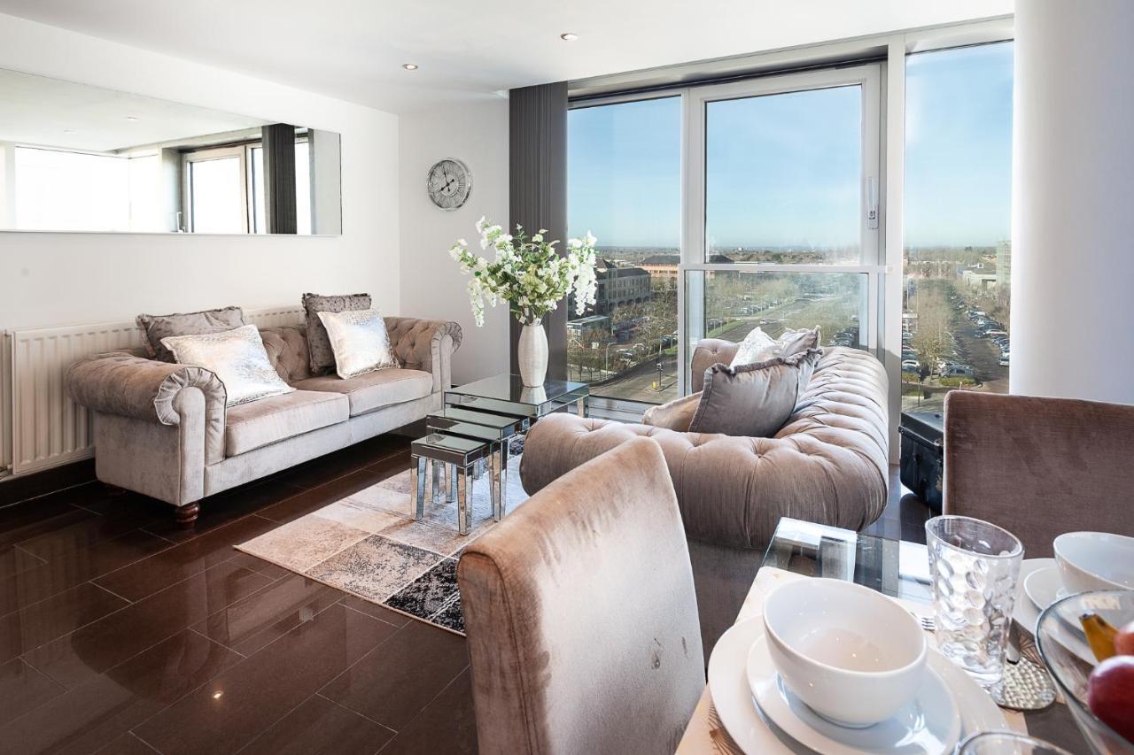 Central Milton Keynes Smart Apartment: 2BR with Parking Exterior photo