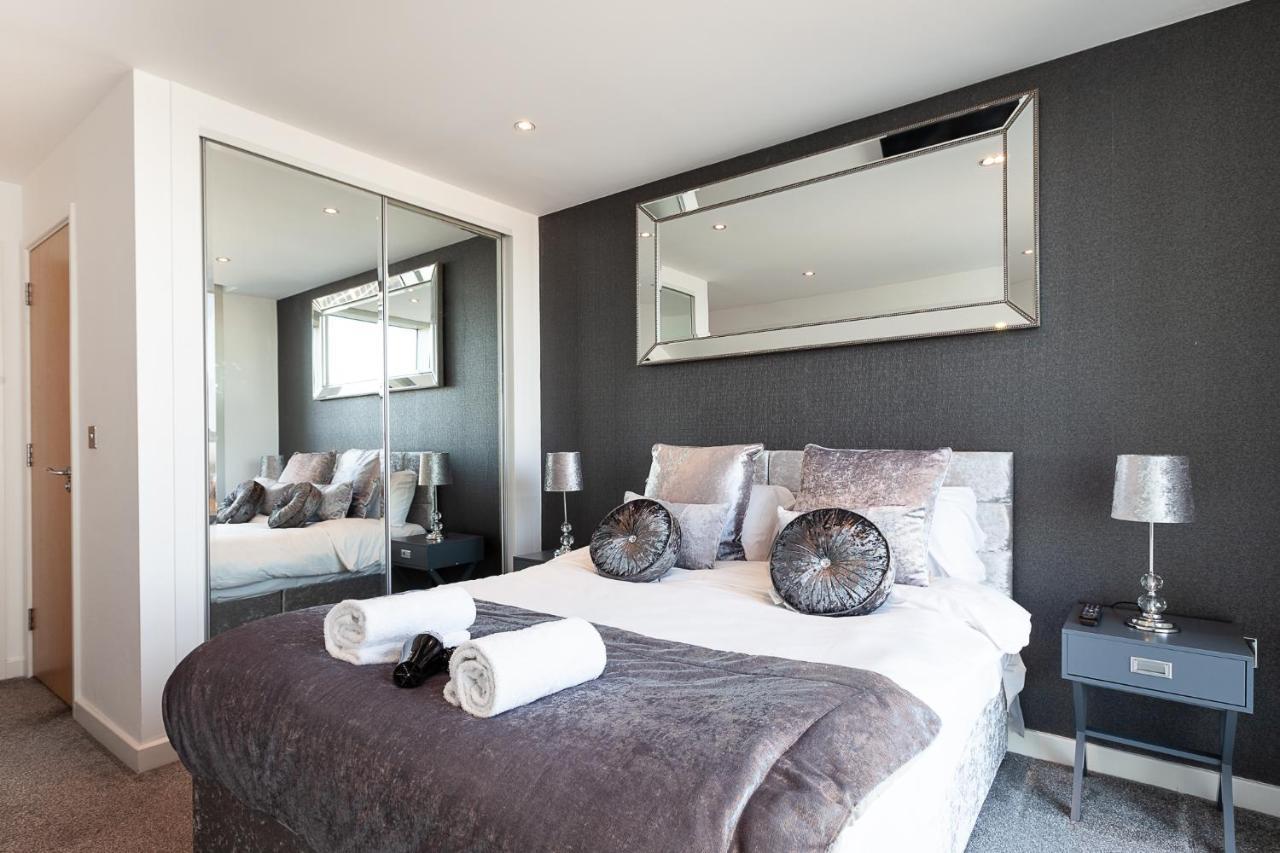Central Milton Keynes Smart Apartment: 2BR with Parking Exterior photo