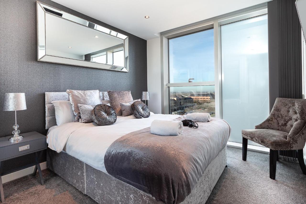 Central Milton Keynes Smart Apartment: 2BR with Parking Exterior photo