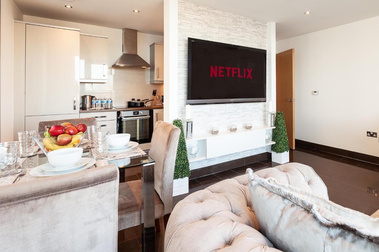 Central Milton Keynes Smart Apartment: 2BR with Parking Exterior photo