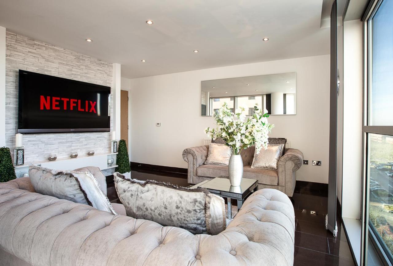 Central Milton Keynes Smart Apartment: 2BR with Parking Exterior photo