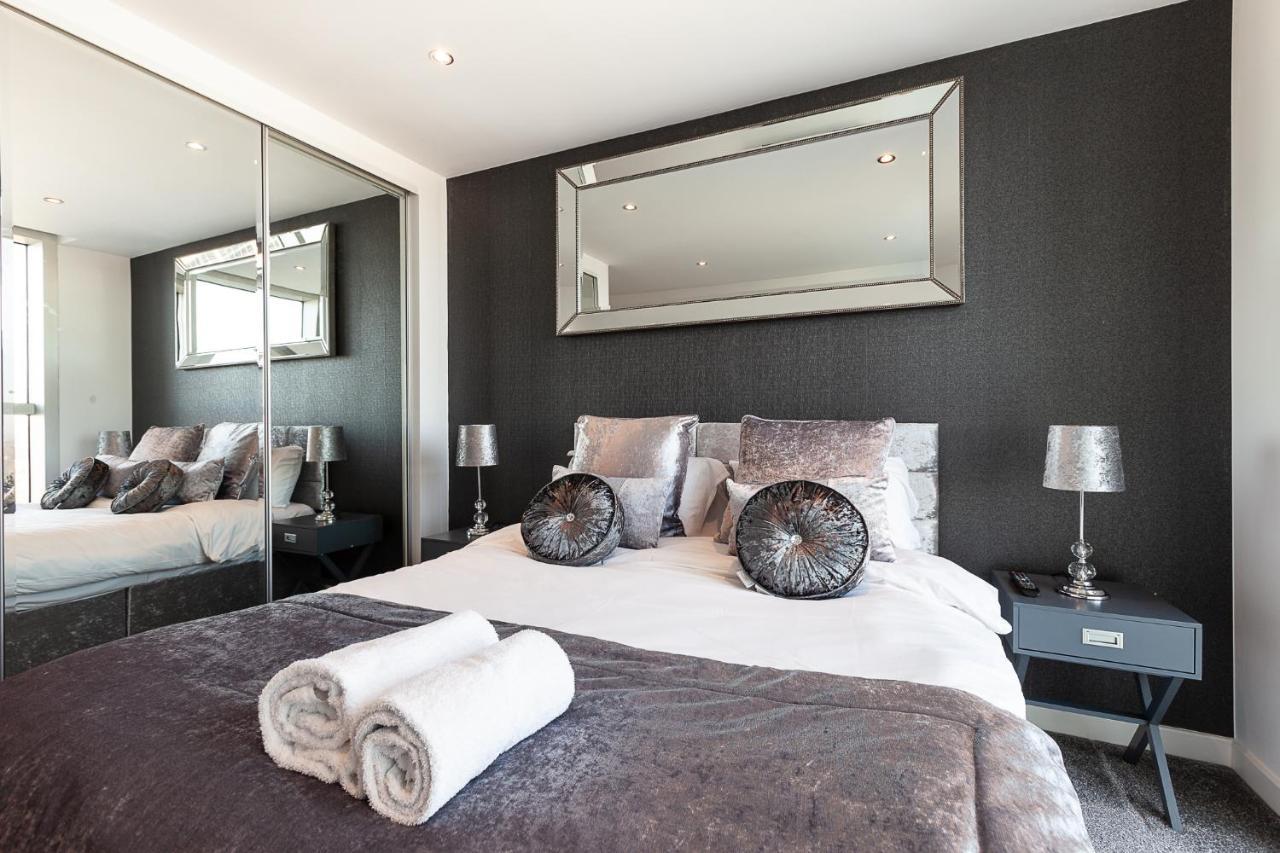 Central Milton Keynes Smart Apartment: 2BR with Parking Exterior photo