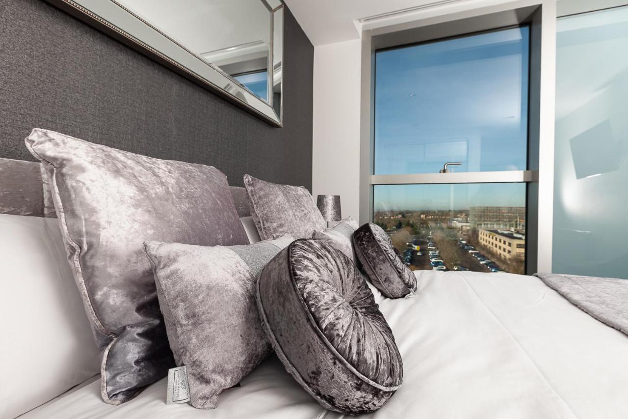 Central Milton Keynes Smart Apartment: 2BR with Parking Exterior photo