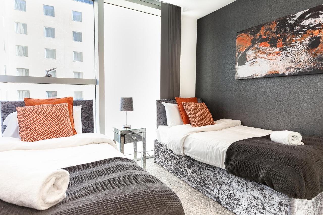 Central Milton Keynes Smart Apartment: 2BR with Parking Exterior photo