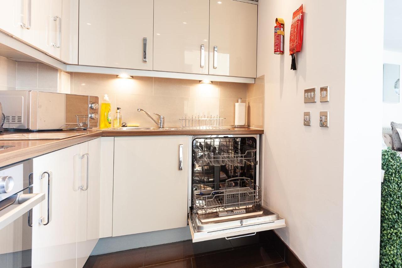 Central Milton Keynes Smart Apartment: 2BR with Parking Exterior photo